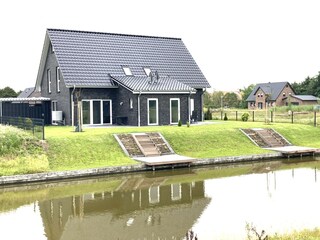 Blick über den Siel auf das Ferienhaus