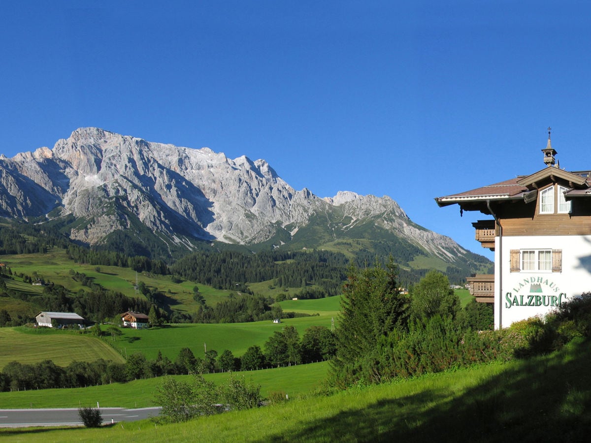 Landhaus Salzburg im Sommer