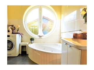 Badezimmer mit Whirlwanne