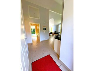 Eingangsbereich mit Garderobe und Spiegel EG