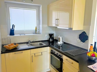 moderne Einbauküche mit allem Komfort