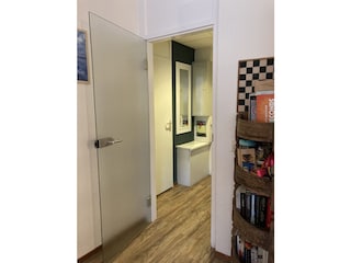 gut bestückter Spiele- und Bücherschrank