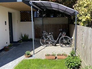 Fahrradstellplatz und Ladestation für E-Bike