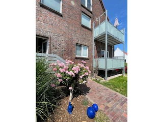 Der Eingangsbereich links und ihr Balkon