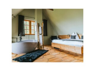 Schlafzimmer 1 mit Badewanne
