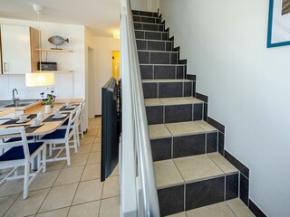 Esstisch und Treppe ins Obergeschoss
