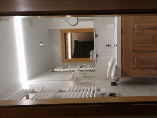 Badezimmerbeispiel mit Dusche