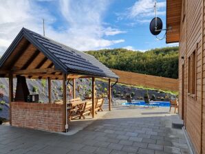 Ferienhaus Wiśniowa mit Pool und Bergen