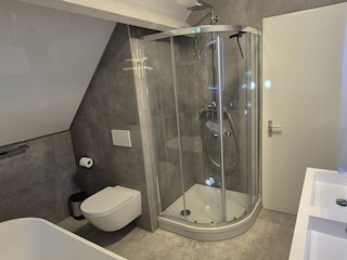 Bad mit Dusche und WC