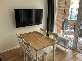 Esstisch und Fernseher