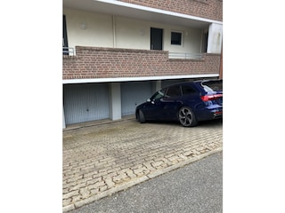 PKW-Stellplatz Nr. 2 auf Garagenzufahrt