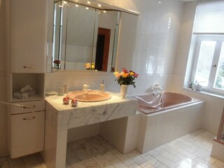 Bad mit Badewanne, Dusche, Bidet, WC