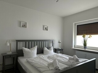 Schlafzimmer mit Doppelbett