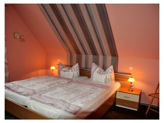 Schlafzimmer mit Doppelbett