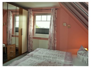 Schlafzimmer mit Blick zum Fenster