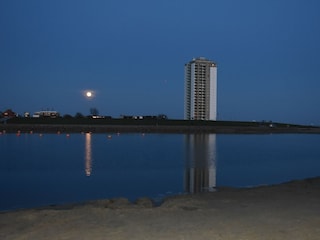 Hochhaus über der Lagune am Abend