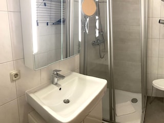 Das Badezimmer mit Boden tiefer Dusche