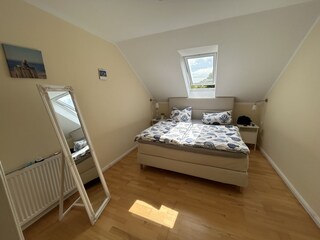 Schlafzimmer mit einem großen Boxspringbett