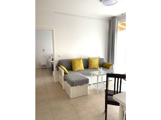 Wohnzimmer mit Blick in Schlafzimmer