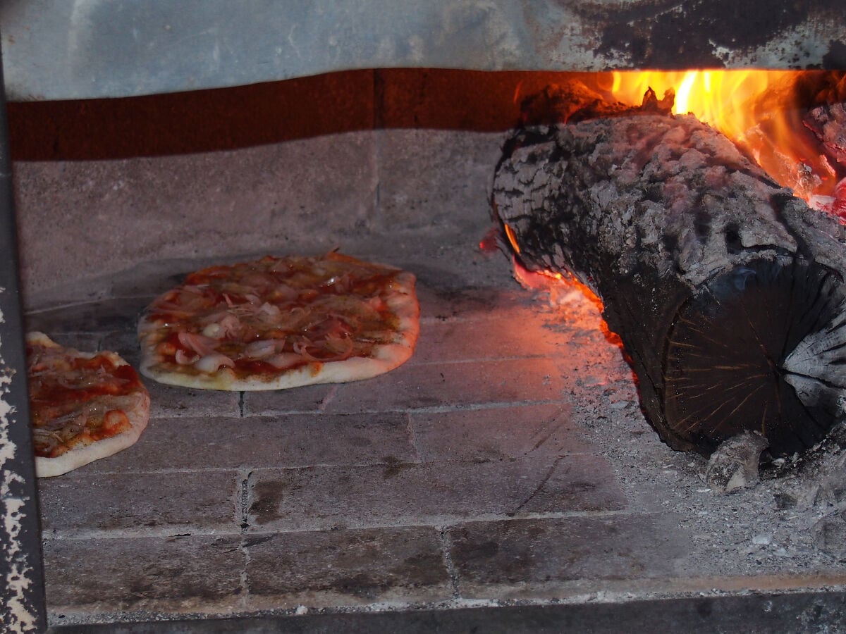 Pizza im Holzofen