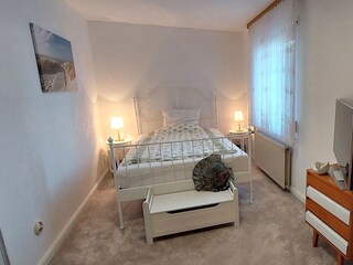 Schlafzimmer 2 mit 140 Boxspringbett