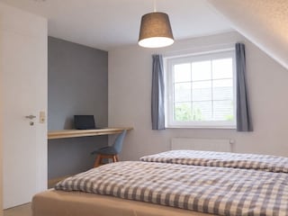 Schlafzimmer mit Arbeitsbereich