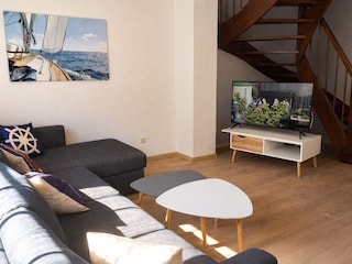 Sofalandschaft mit TV-Anlage