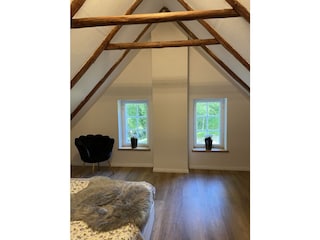 Schönes Schlafzimmer mit Boxspringbett und Bad oben