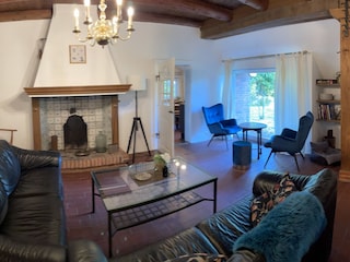 Schönes Wohnzimmer mit Flachbildfernseher