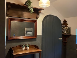 Großes Bad mit Dusche unten alles neu