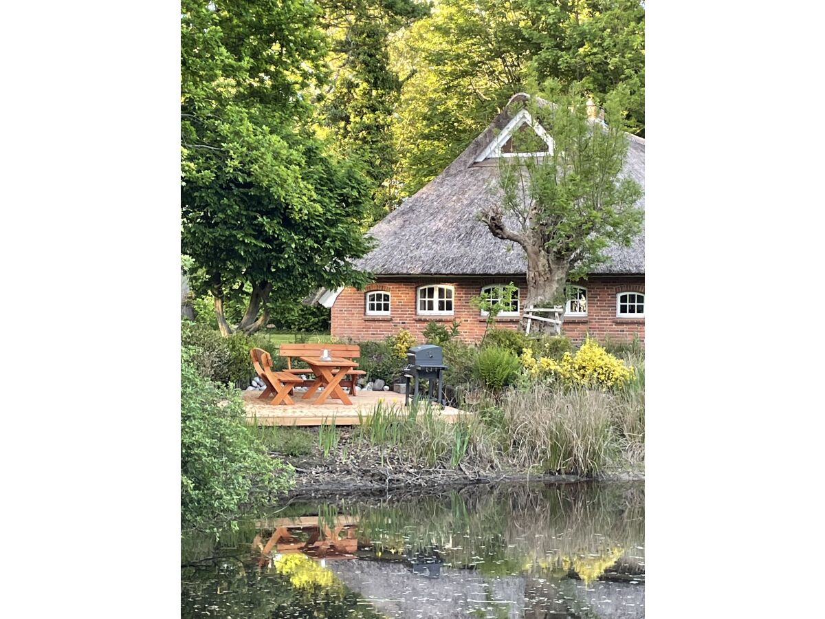 Ferienwohnung Reetdachhaus mit See im Herzen Ostfrieslands