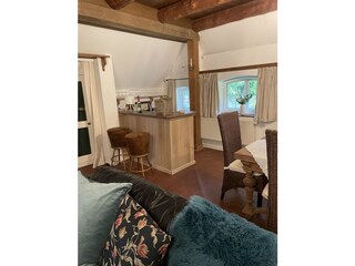 Blick ins große Wohnzimmer Bar