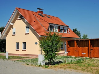 Vorderseite mit Abstellplätzen