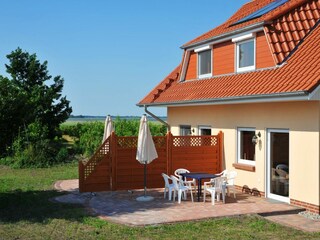 Terrasse ,mit Gartenmöbeln und Sonnenschirm