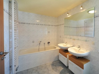 Badezimmer mit Badewanne im OG