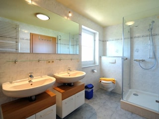Dusche im Badezimmer im OG