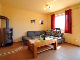 Gemütliches Wohnzimmer mit Kaminofen