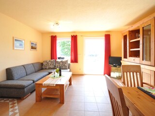 Wohnzimmer mit Zugang zur Terrasse