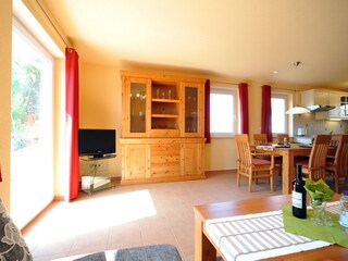 Essbereich mit Wohnzimmerschrank