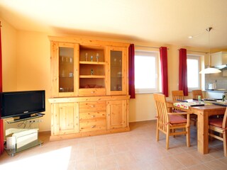 Essbereich mit Wohnzimmerschrank