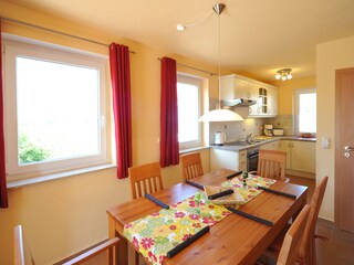 Essbereich und Einbauküche