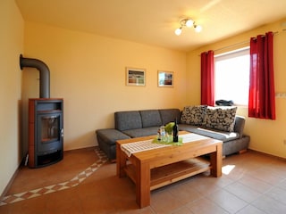 Gemütliches Wohnzimmer mit Kaminofen