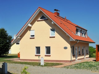 Eingänge und Parkplatz Hus Utkiek
