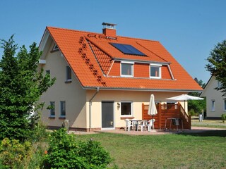 Terrasse mit Gartenmöbeln und Sonnenschirm