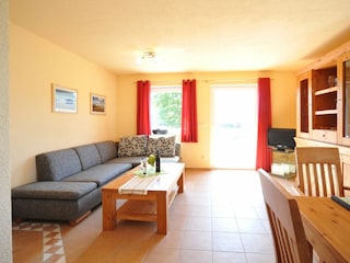 Wohnzimmer mit Zugang zur Terrasse
