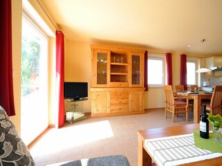 Wohnzimmer mit TV und Essbereich