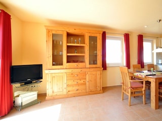 Essbereich mit Wohnzimmerschrank