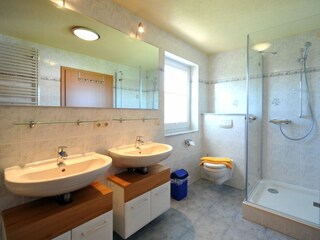 Badezimmer mit Dusche im 1.OG