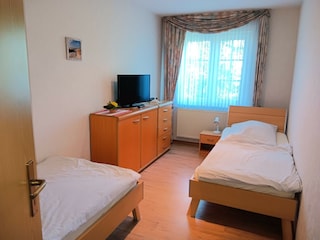 2. Schlafzimmer mit Fernseher