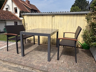Sitzmöglichkeit vor dem Haus